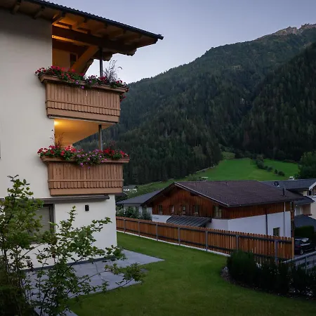 Апартаменты Berg' & Bluamen Stubai